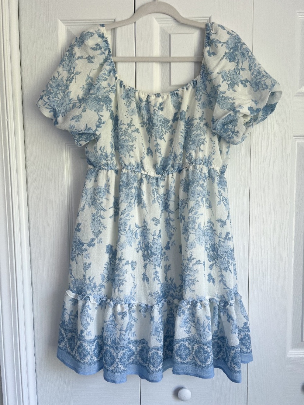 Like New. Large. Blu Pepper Blue & White floral dress with puff sleeves